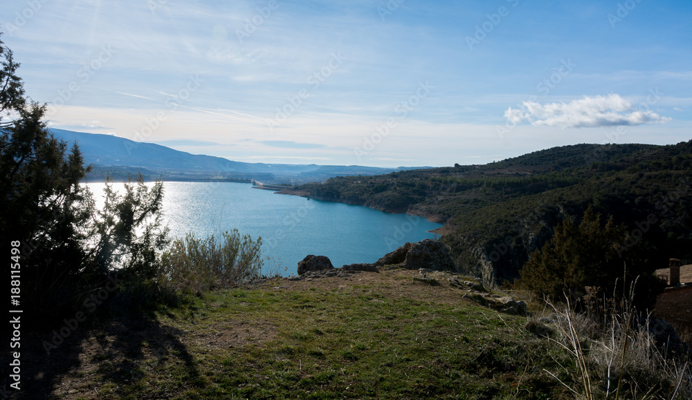 Mirador en altura reflejando lago en España