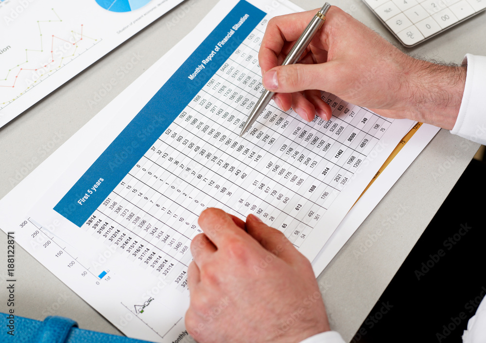 Obraz premium Man reviewing financial papers