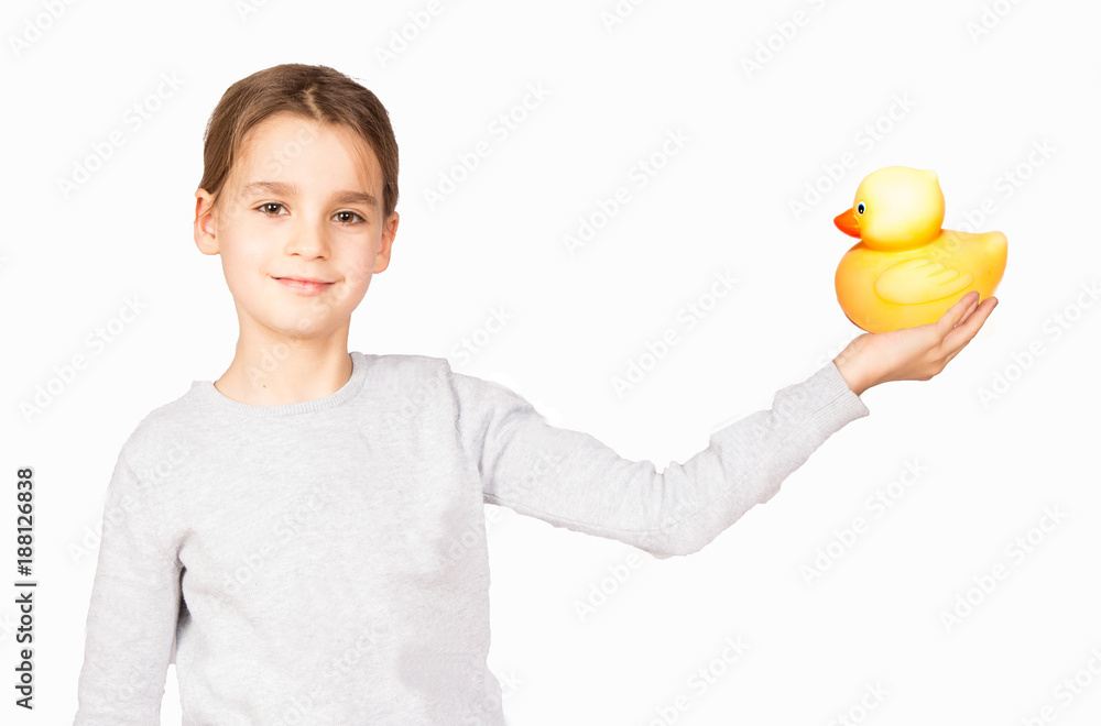 Mädchen präsentiert Gummiente Mädchen präsentiert Gummiente