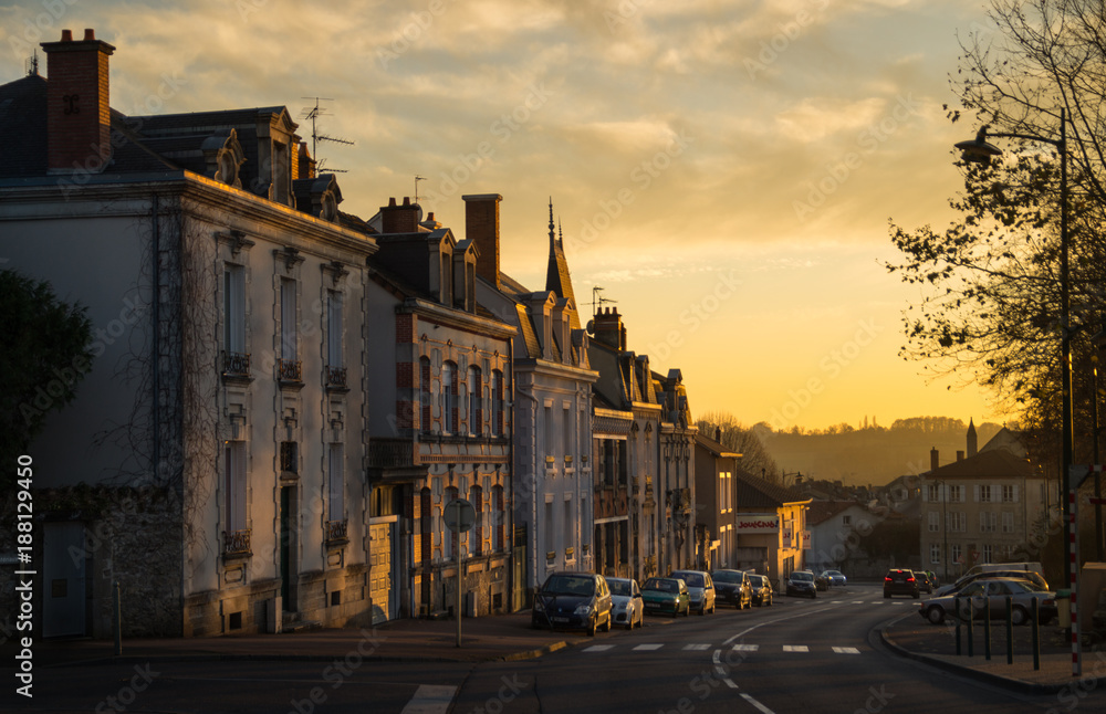 Obraz premium saint junien au soleil couchant