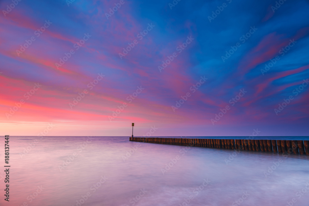Obraz premium Sunset on the beach, long time exposure
