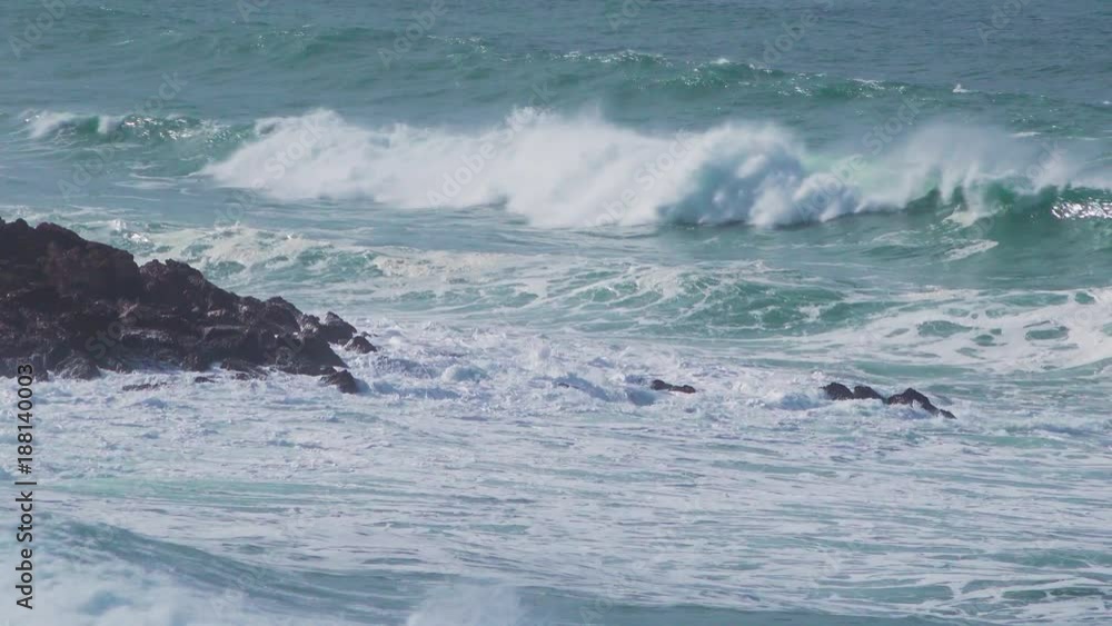 Ocean Waves Breaking on Shore Ocean Waves Breaking on Shore