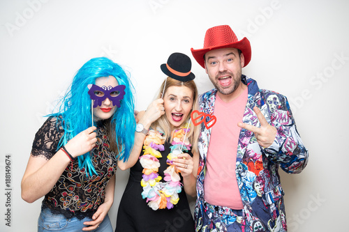 Obraz na płótnie three people funny props pose photo booth happy fun bottle w salonie