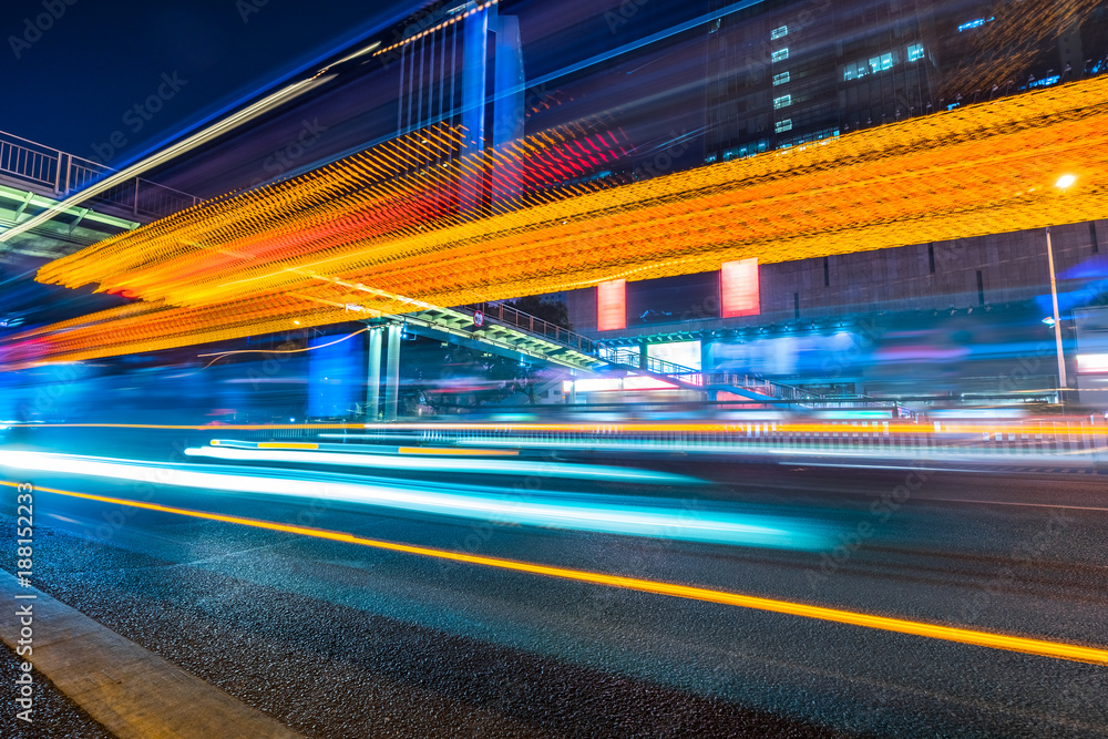 Obraz premium traffic with blur light through city at night.