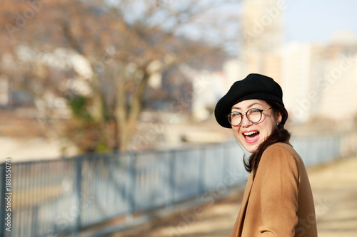 陽気な日本人女性 屋外 冬 © beeboys