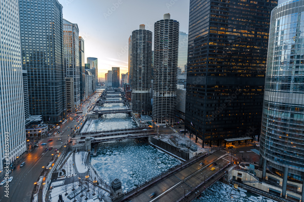 Naklejka premium Chicago śródmieścia rzecznych mostów i budynków linia horyzontu