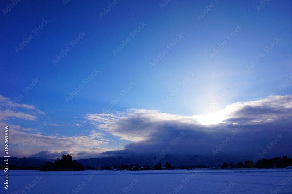 秋田県の冬景色　雪　青空　雲　奥羽山脈