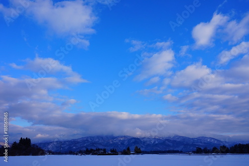 秋田県の冬景色 雪 青空 雲 奥羽山脈