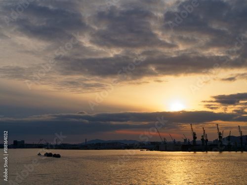 みなと神戸 神戸大橋から見る港の夕暮れ © Loco