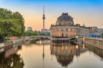 Fototapete Berlin Berliner Sonnenaufgang City Skyline an der Spree, Berlin, Deutschland  © Noppasinw