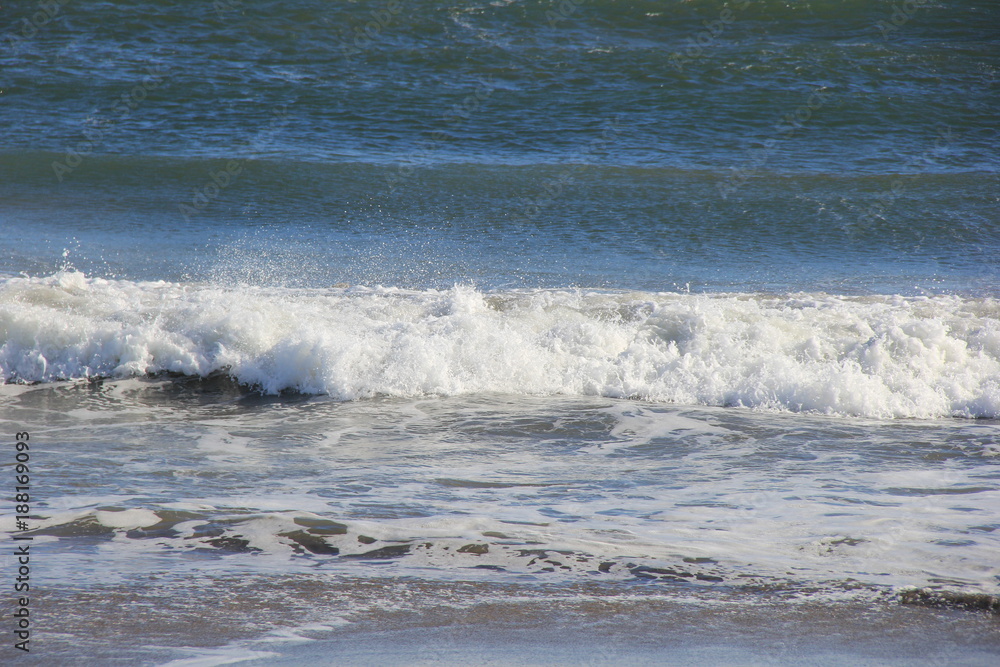 白波が打ち寄せる砂浜(宮城県)