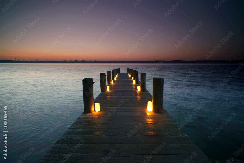 langer Steg mit Kerzen StockFoto Adobe Stock