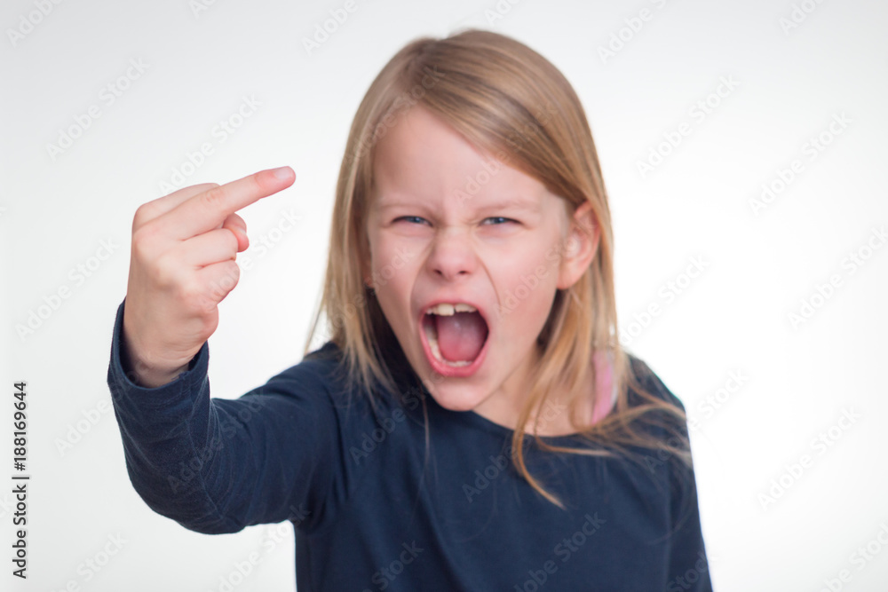 Ein 6 Jahre altes Mädchen brüllt und schreit und zeigt den Mittelfinger oder Stinkefinger, Schärfeverlauf Ein 6 Jahre altes Mädchen brüllt und schreit und zeigt den Mittelfinger oder Stinkefinger, Schärfeverlauf