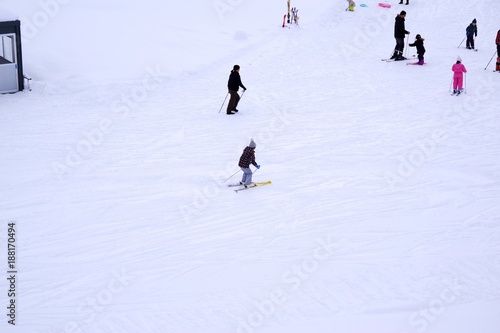 スキー場でスキーの練習をする人たち