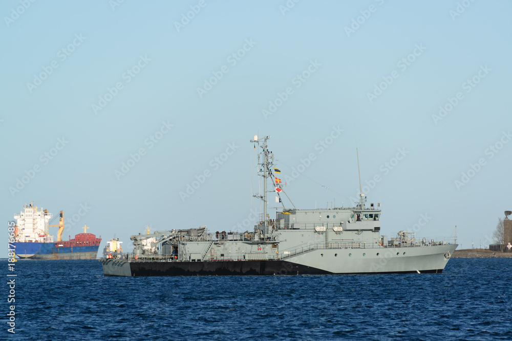 Kriegsschiff der Bundesmarine in der Kieler Förde