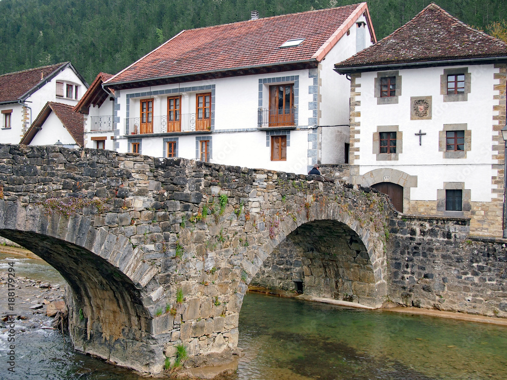 Historische Steinbrücke in den Pyrenäen Historische Steinbrücke in den Pyrenäen