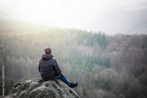 Ein Wanderer sitzt auf den Berggipfel © cstirit