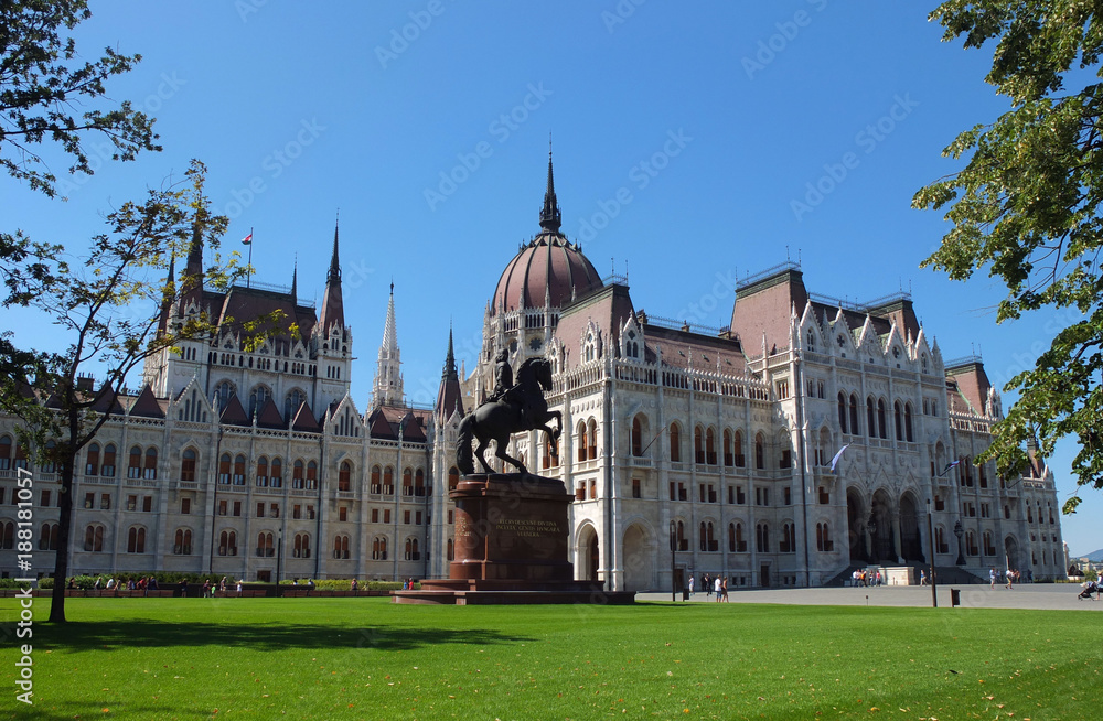 Parlement hongrois vu de la place Kossuth.