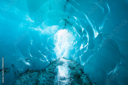 Obraz na płótnie Blue crystal ice cave at Solheimajokull glacier