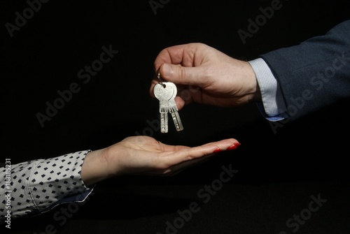Dłonie z kluczami