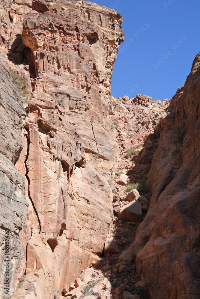 Kleine Seitenschlucht im Siq von Petra in Jordanien 