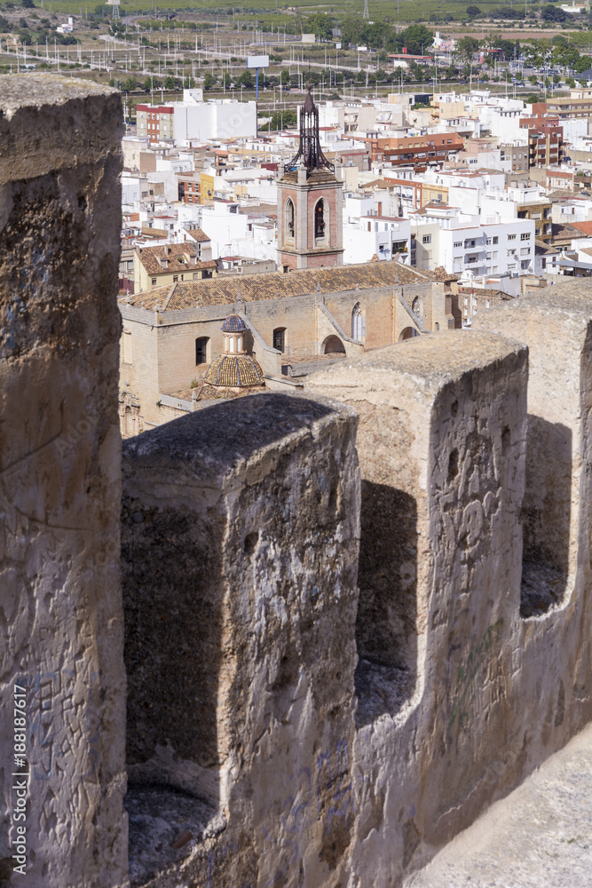 Vista parcial de la ciudad de Sagunto y la Iglesia de Santa María desde una muralla del castillo. Valencia. España