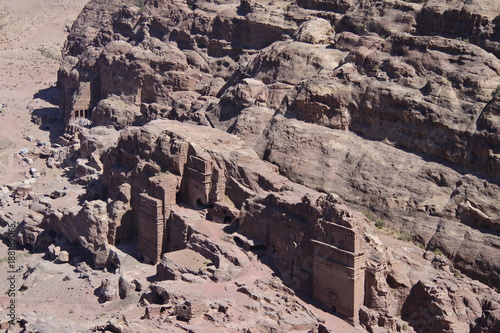 Blick vom hohen Opferplatz auf das Urnengrab in Petra in Jordanien photo