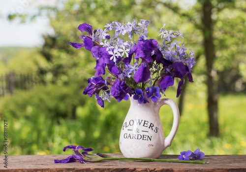 Fototapeta Naklejka Na Ścianę i Meble -  beautiful bouquet with irises on wooden table
