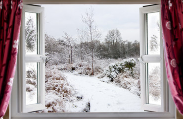 Tableau sur plexiglas Hiver Chemin enneigé vu depuis une fenêtre ouverte  © mreco