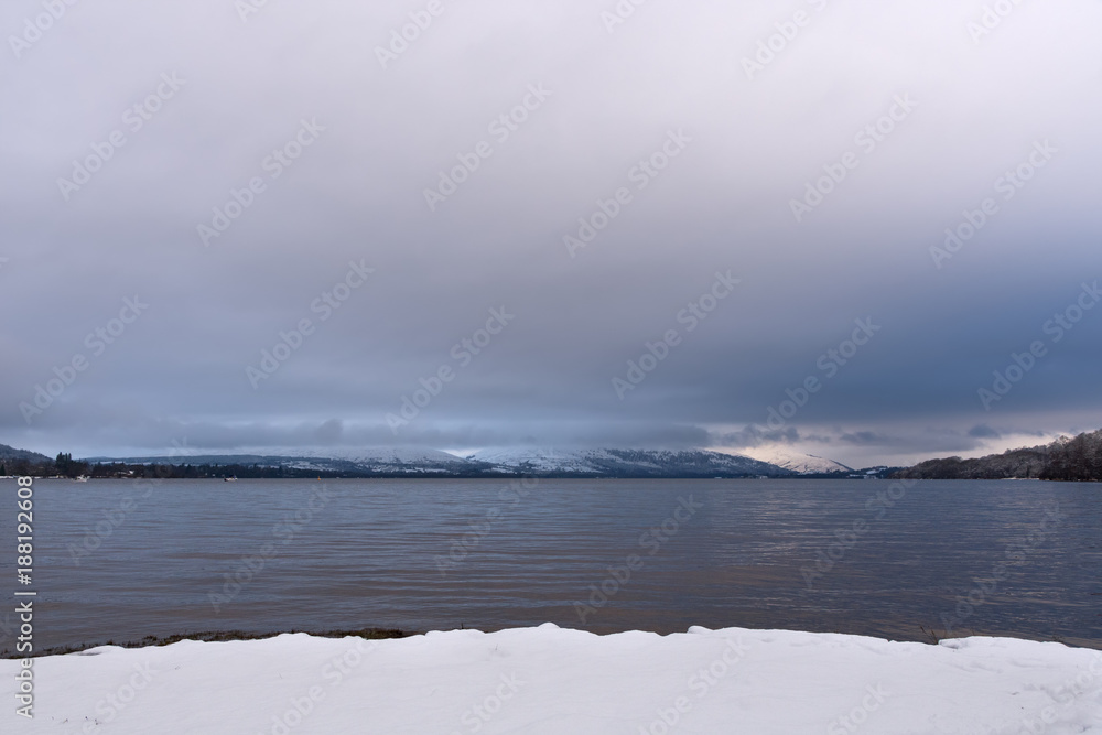 Obraz premium Cold winters day at a snow covered Loch Lomond Scotland