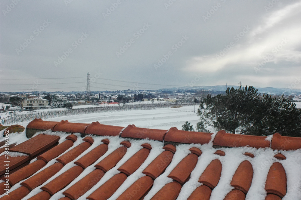 Naklejka premium Snow on the roof of a house