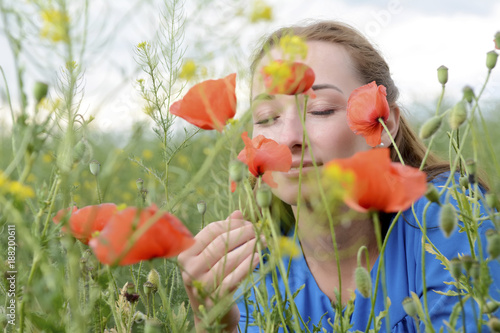 Frau mit Mohnblume