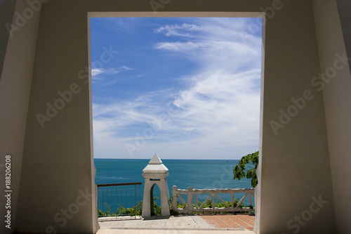 widok-z-balkonu-na-morze
