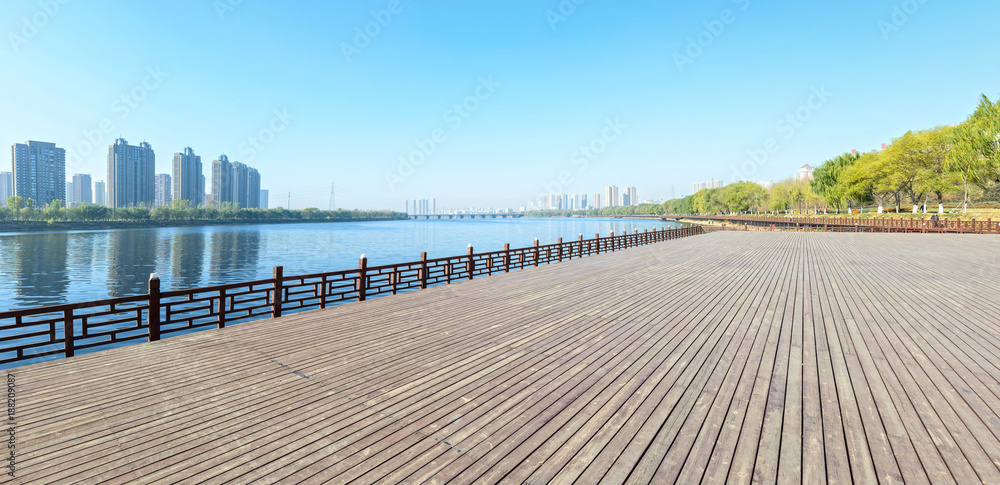 Obraz premium Park in early spring. Located in Shenshuiwan Park, Shenyang, Liaoning, China.