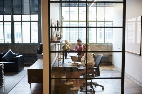 Εκτύπωση καμβά Business team working in a glass walled office booth