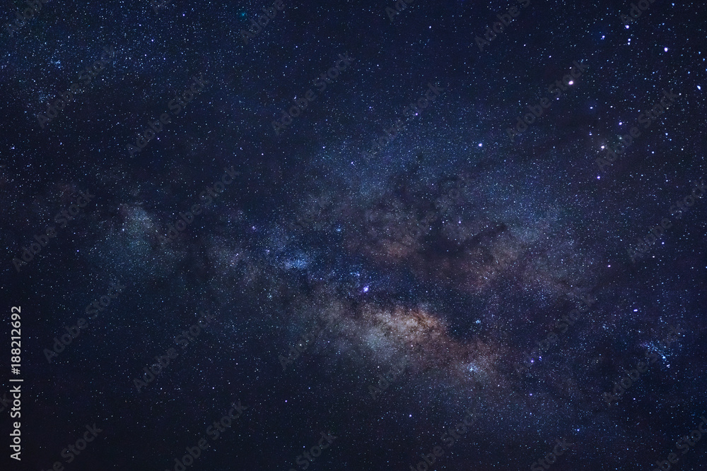Obraz premium Gwiaździste nocne niebo i galaktyka Drogi Mlecznej z gwiazdami i kosmicznym pyłem we wszechświecie