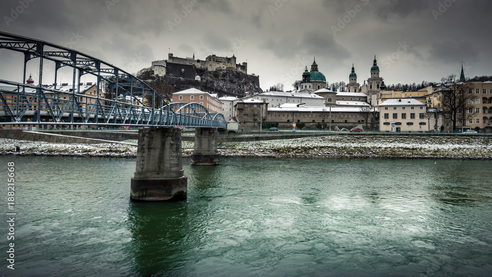 Fototapeta premium Salzburg im Winter bei Schmuddelwetter