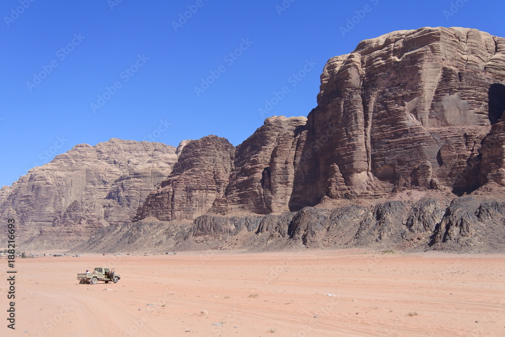 Geländewagen im Wadi Rum in Jordanien Geländewagen im Wadi Rum in Jordanien
