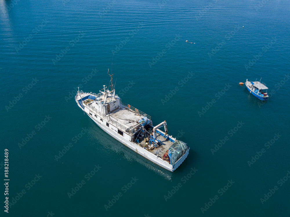 Vista aerea di una barca di pescatori. Porto di Vibo Marina, Calabria, Italia