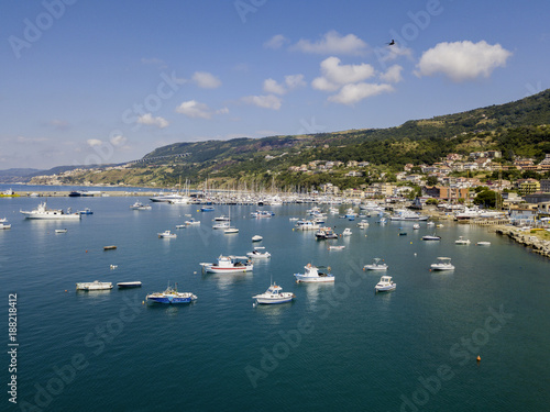 Vista aerea del porto di Vibo Marina, barche ormeggiate e pescherecci. Calabria, Italia.
