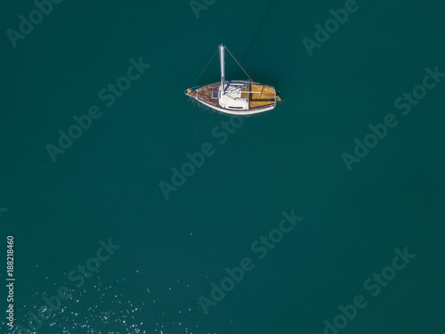 Vista aerea di una barca ormeggiata che galleggia sul mare