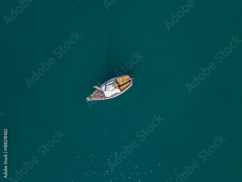 Vista aerea di una barca ormeggiata che galleggia sul mare