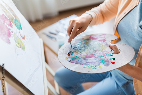 Konstfotografi artist with palette knife painting at art studio