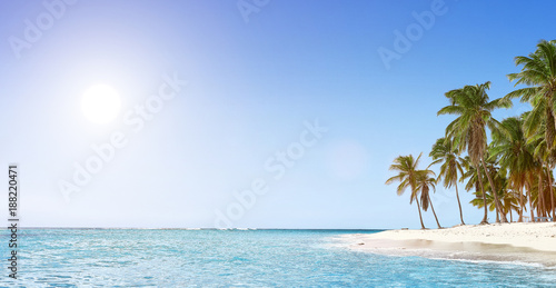 Rajska plaża. Tropikalny raj, biały piasek, plaża, palmy i czysta woda