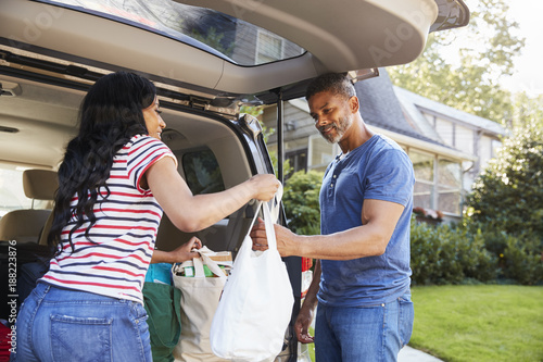 Canvas Print Couple Unloading Shopping Bags From Car