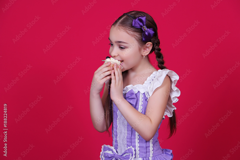 красивая девочка кушает сладости, пирожное