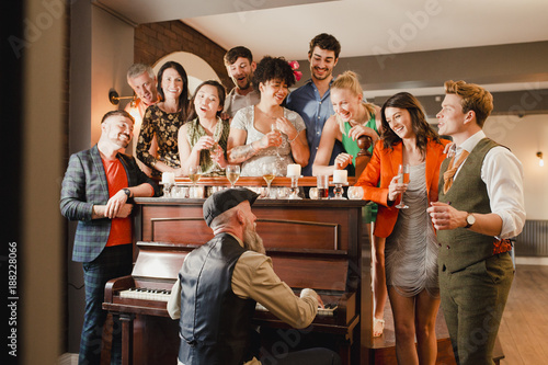 Fotografia, Obraz Wedding Guests Having Fun With The Pianist