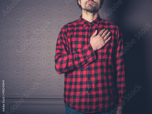 Foto Man in red shirt swearing allegiance