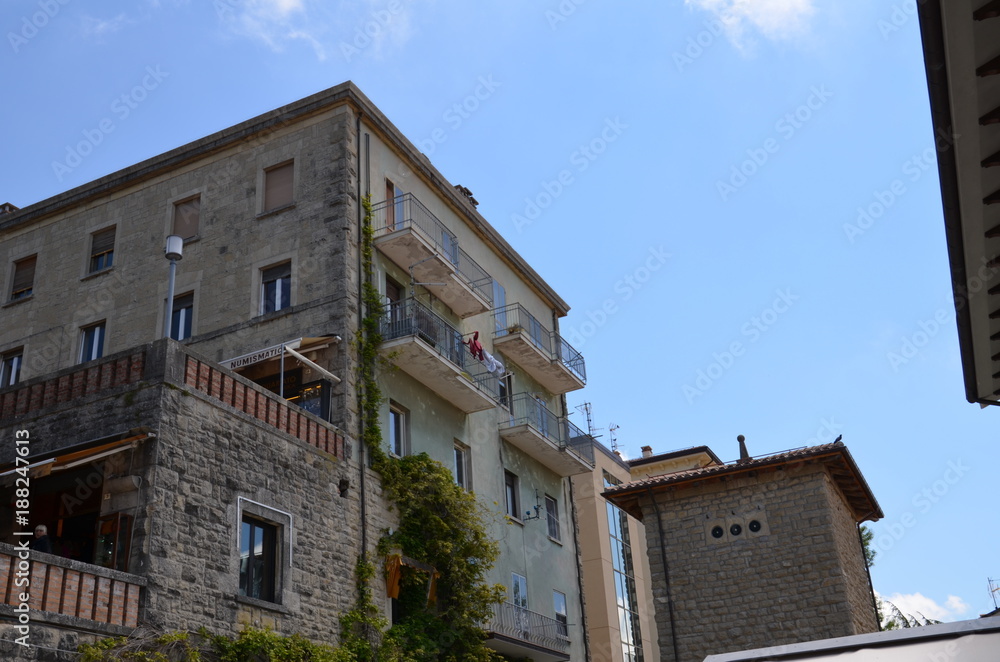 Fototapeta premium house, architecture, building, street, italy, village, stone, city, europe, town, medieval, houses, window, travel, urban, facade, roof, tourism, ancient, sky, balcony, view, wall, italian, buildings