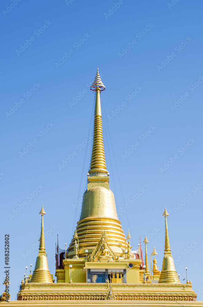 Naklejka premium Golden pagoda of Nakhon Sawan
